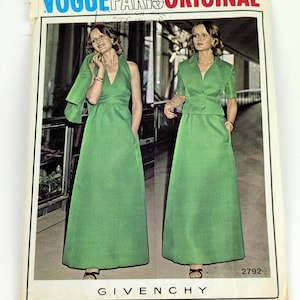 Może przedstawiać: Vintage wzór szycia Vogue Paris Original z dwoma zielonymi projektami Givenchy. Okładka wzoru przedstawia sukienkę typu halter i kostium ze spódnicą. Tekst "VOGUE PARIS ORIGINAL" znajduje się na górze. Numer wzoru to 2792.