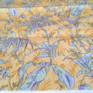 Peut inclure: Tissu jaune avec un motif de feuilles tropicales bleues et vertes.