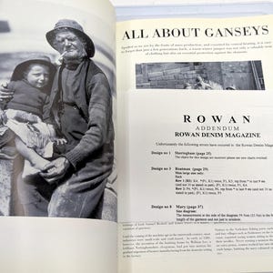 Puede incluir: Fotograf&iacute;a en blanco y negro de una persona mayor y un ni&ntilde;o, ambos con sombreros, sentados juntos. La imagen es de un libro, con texto visible en las p&aacute;ginas, incluyendo "ALL ABOUT GANSEYS" y "ROWAN DENIM MAGAZINE".