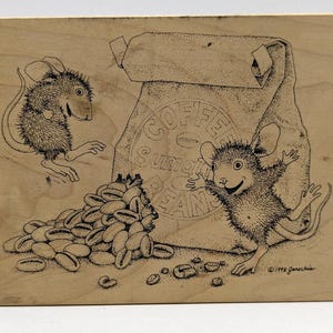 Könnte beinhalten: Holzschnitt mit zwei Zeichentrickmäusen und einem Kaffeebohnenbeutel. Der Beutel ist mit "Coffee Beans" beschriftet und die Mäuse interagieren mit den Bohnen. Das Bild ist in Schwarzweiß gehalten.