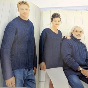 Puede incluir: Tres personas con su&eacute;teres de punto azul marino y vaqueros azules. Los su&eacute;teres tienen diferentes texturas y escotes. La persona de la izquierda lleva un su&eacute;ter de cuello redondo con un patr&oacute;n cuadrado. Los otros llevan su&eacute;teres de cuello en V y cuello alto.