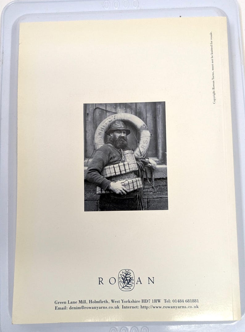 Puede incluir: Imagen en blanco y negro de un hombre con sombrero y su&eacute;ter sosteniendo paquetes, con un salvavidas en el fondo. La imagen est&aacute; en papel crema con el logotipo de Rowan y la informaci&oacute;n de contacto en la parte inferior.