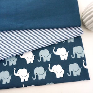 Pacchetto rimanenza jersey + modello gratuito di pantaloni per neonati, 'Elephant Parade' blu, righe blu medio, polsini