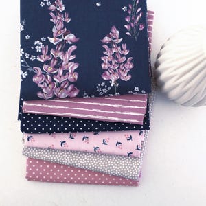 Confezione da 6 pezzi di tessuto Fat Quarter con fiori, pois, schizzi, linee e patchwork a tema glicine.