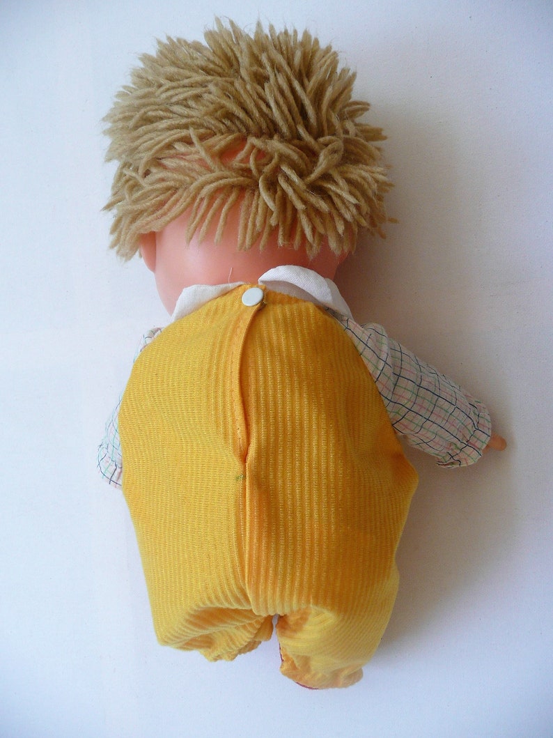 poupon avec cheveux au corps souple