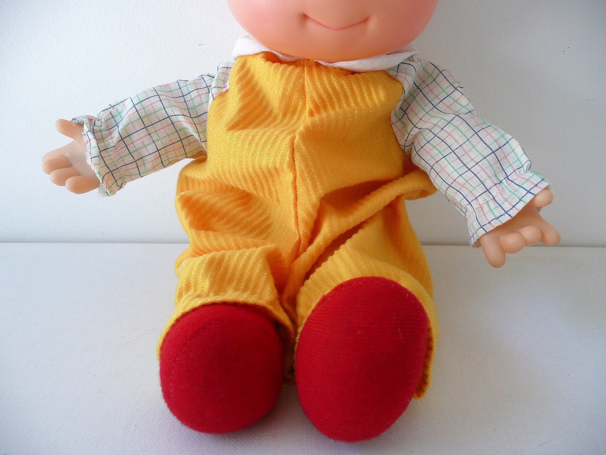 poupon avec cheveux au corps souple