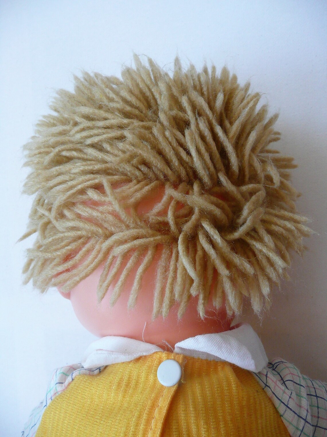 poupon avec cheveux au corps souple