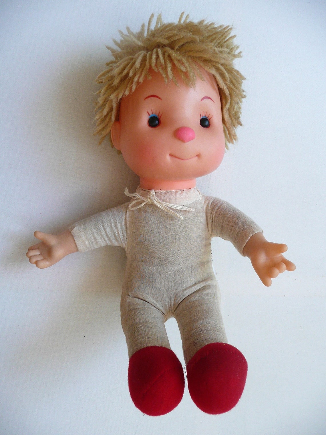 poupon avec cheveux au corps souple