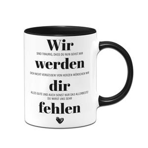Könnte beinhalten: Weißer Keramikbecher mit schwarzem Innenraum und Griff. Der Becher zeigt deutschen Text in fetter, schwarzer Schrift, einschließlich der Wörter "Wir werden dir fehlen" und anderer Phrasen. Eine kleine Herzgrafik befindet sich unten.
