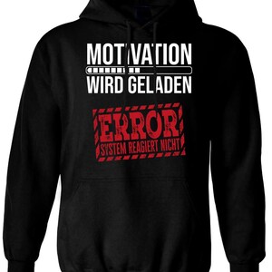 Könnte beinhalten: Schwarzer Kapuzenpullover mit weißem Text "MOTIVATION WIRD GELADEN" über einer Ladebalken-Grafik. Darunter eine rote "ERROR" Grafik mit dem Text "SYSTEM REAGIERT NICHT".