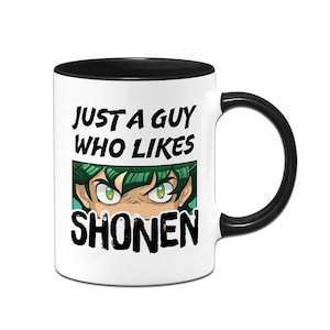 Könnte beinhalten: Weißer Keramikbecher mit schwarzem Innenraum und Griff. Der Becher zeigt den Text "JUST A GUY WHO LIKES SHONEN" über einer Anime-Illustration von grünen Haaren und grünen Augen.