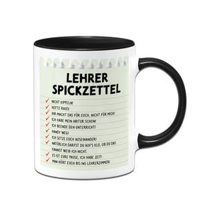 Könnte beinhalten: Eine weiße Keramiktasse mit schwarzem Innenraum und Henkel. Die Tasse zeigt den Text "LEHRER SPICKZETTEL" in Schwarz sowie eine Liste von Sätzen mit Häkchen. Die Tasse ist mit einem hellgrünen Hintergrund gestaltet.