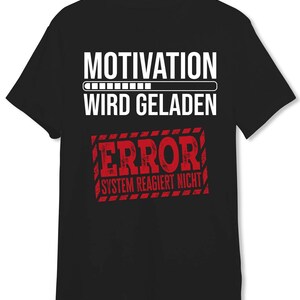 Könnte beinhalten: Schwarzes T-Shirt mit weißem Text "MOTIVATION WIRD GELADEN" über einer Ladebalken-Grafik. Darunter ein rotes "ERROR"-Schild mit dem Text "SYSTEM REAGIERT NICHT". Das T-Shirt ist ein Freizeitartikel.