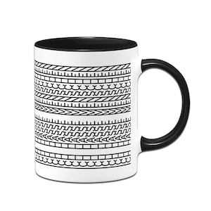 Könnte beinhalten: Weißer Keramikbecher mit schwarzem Innenraum und Henkel. Die Außenseite hat ein sich wiederholendes schwarz-weißes geometrisches Muster aus Linien, Zickzacklinien und Formen. Ein schlichtes und stilvolles Design für den täglichen Gebrauch.