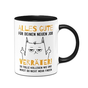 Könnte beinhalten: Weiße Kaffeetasse mit schwarzem Rand und Henkel. Die Tasse zeigt eine schwarz-weiße Illustration einer Katze, die ihre Mittelfinger hochhält. Der Text auf der Tasse lautet "Alles Gute für deinen neuen Job Verräter! So tolle Kollegen wie uns wirst du nicht mehr finden."