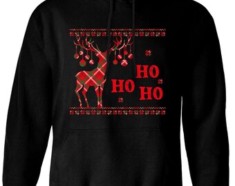 Könnte beinhalten: Schwarzer Kapuzenpullover mit einem rot-grünen karierten Rentier und dem Text "HO HO HO" in Rot.