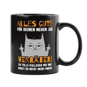 Könnte beinhalten: Schwarze Keramik-Tasse mit schwarzem Henkel. Die Tasse zeigt eine graue Cartoon-Katze mit erhobenen Mittelfingern und dem Text "ALLES GUTE FÜR DEINEN NEUEN JOB VERRÄTER! SO TOLLE KOLLEGEN WIE UNS WIRST DU NICHT MEHR FINDEN" in Orange und Weiß.