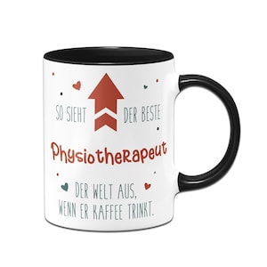 Könnte beinhalten: Weiße Kaffeetasse mit schwarzem Rand und Henkel. Die Tasse hat einen roten Pfeil, der nach oben zeigt, mit dem Text "SO SIEHT DER BESTE Physiotherapeut DER WELT AUS, WENN ER KAFFEE TRINKT."