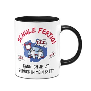 Könnte beinhalten: Weißer Keramikbecher mit schwarzem Innenraum und Henkel. Der Becher zeigt eine Cartoon-Illustration einer schlafenden Person, einen Wecker und den deutschen Text "SCHULE FERTIG! KANN ICH JETZT ZURÜCK IN MEIN BETT?"