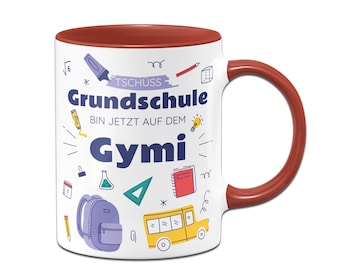 Könnte beinhalten: Weiße Keramiktasse mit rotem Rand und Henkel. Die Tasse zeigt eine bunte Illustration von Schulutensilien und den Text "Tschüss Grundschule Bin jetzt auf dem Gymi".
