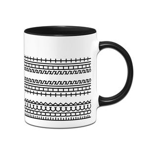 Könnte beinhalten: Weißer Keramikbecher mit schwarzem Innenraum und Griff. Die Außenseite zeigt eine Reihe schwarzer geometrischer Muster, darunter Linien, Zickzackmuster und gebogene Formen. Ein schlichtes und modernes Design für den täglichen Gebrauch.