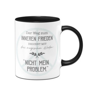 Könnte beinhalten: Weiße Keramiktasse mit schwarzem Rand und Henkel. Die Tasse zeigt ein Peace-Zeichen mit dem Text "Der Weg zum INNEREN FRIEDEN BEGINNT MIT drei magischen Worten: "NICHT MEIN PROBLEM."