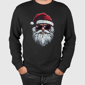 Könnte beinhalten: Schwarzes Sweatshirt mit Rundhalsausschnitt und einer Grafik von Santa Claus mit roter Sonnenbrille und rotem Weihnachtsmütze. Santa hat einen langen weißen Bart und Schnurrbart. Das Sweatshirt ist einfarbig.