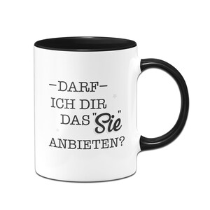Könnte beinhalten: Weiße Keramiktasse mit schwarzem Rand und Henkel. Die Tasse hat schwarzen Text, der lautet "_DARF_ ICH DIR DAS "Sie" ANBIETEN?" mit einem kleinen grauen Stern auf jeder Seite des Textes.