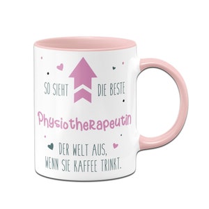 Könnte beinhalten: Weißer Keramikbecher mit rosa Innenraum und Henkel. Der Becher zeigt den Text "SO SIEHT DIE BESTE Physiotherapeutin DER WELT AUS, WENN SIE KAFFEE TRINKT." in Schwarz und Rosa, mit einem rosa Pfeildesign.