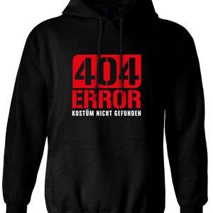 Könnte beinhalten: Schwarzer Kapuzenpullover mit rotem quadratischem Grafikdesign, das "404 ERROR" in weißen Buchstaben zeigt. Darunter steht "KOSTÜM NICHT GEFUNDEN" in Weiß. Der Pullover hat eine Vordertasche und eine Kapuze mit Kordelzug.