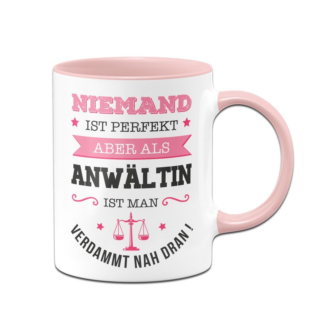 Tasse mit Spruch Niemand ist perfekt aber als Anwältin ist man