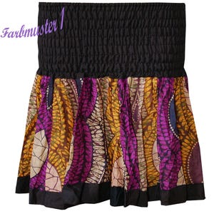 Könnte beinhalten: Ein farbenfroher Rock mit schwarzem elastischem Bund und Saum. Der Rock zeigt ein lebendiges Muster aus lila, gelben und cremefarbenen blattartigen Designs. Der Text "Farbmuster 1" ist in der oberen linken Ecke sichtbar.