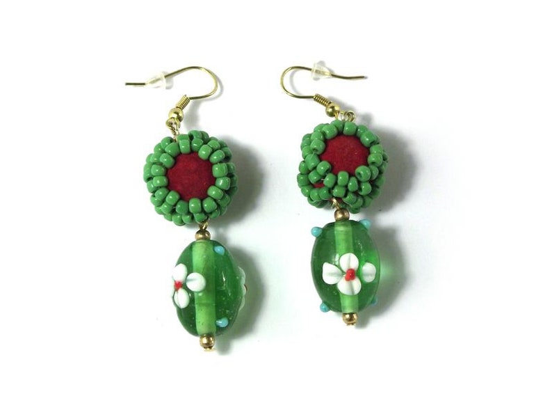 Boucles doreilles en verre dangle vert, boucles doreilles perlées avec pendentif en verre, fleur folk boho bijoux image 1