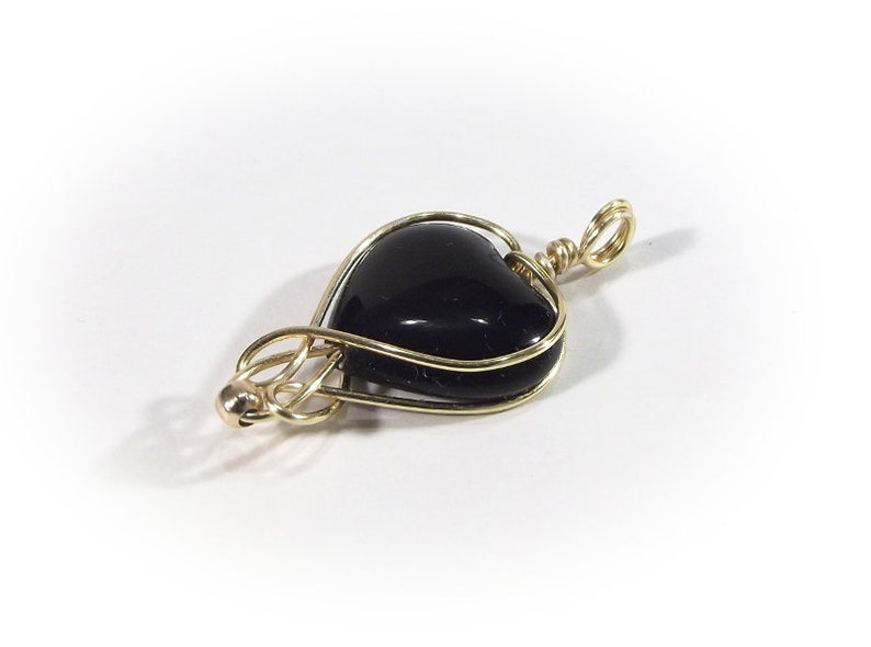 Pendentif coeur noir, bijoux enveloppés de fil d'onyx noir, cadeau pour elle image 1