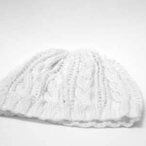 Bonnet en dentelle blanche, chapeau de câble tricoté à la main, boho chic image 8