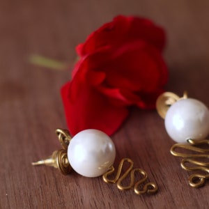 Boucles doreilles de pendeaux de goujon avec la perle blanche de perle, boucles doreilles de perles en verre de mariage image 5
