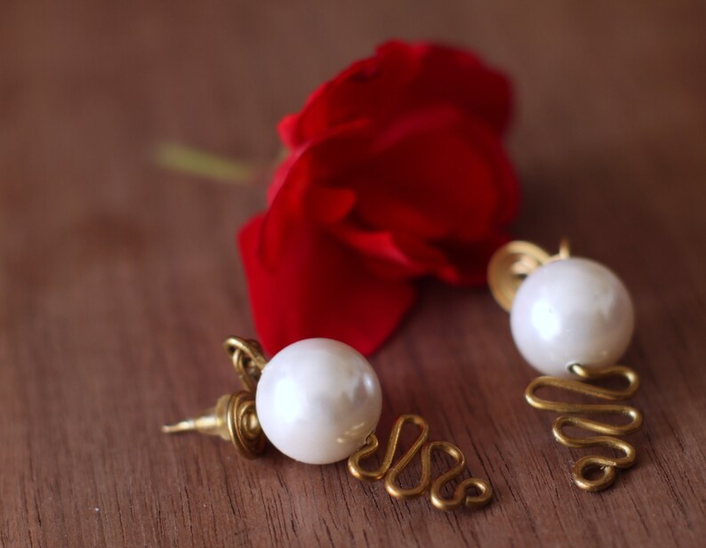 Boucles doreilles de pendeaux de goujon avec la perle blanche de perle, boucles doreilles de perles en verre de mariage image 5