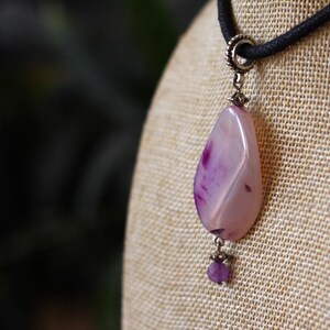 Krótki naszyjnik z pastelowym agatem, beżowy różowy fioletowy naturalny kamień zdjęcie 1