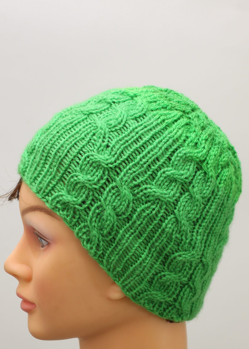 Bonnet de câble de chapeau tricoté à la main adulte ou adolescent, chapeau de chimio tricoté vert femmes hommes chapeau de bonnet de tous les jours, chapeaux en tricot de câble faits maison design unisexe image 2