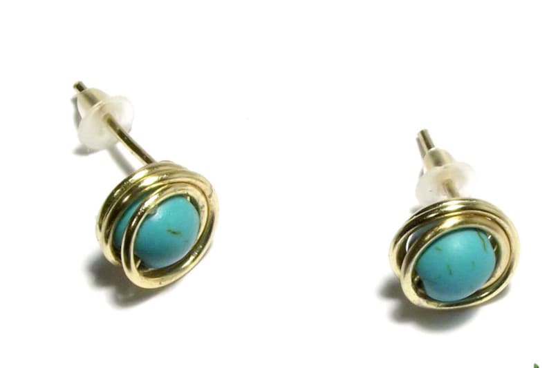 Boucles doreilles à clous en or turquoise, boucles doreilles minimalistes enveloppées de fil pour femmes ou hommes, petits clous en pierre délicate plaqués or, boucles doreilles à clous pour hommes image 3