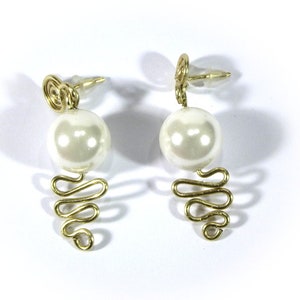 Boucles doreilles de pendeaux de goujon avec la perle blanche de perle, boucles doreilles de perles en verre de mariage image 2