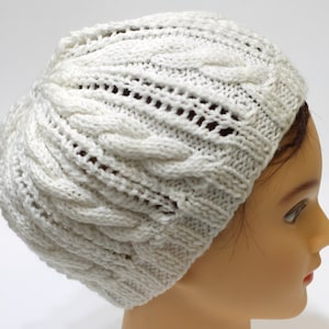 Bonnet en dentelle blanche, chapeau de câble tricoté à la main, boho chic image 1