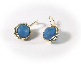 Boucles d’oreilles bleues d’enveloppement de fil de howlite, bijoux minimalistes