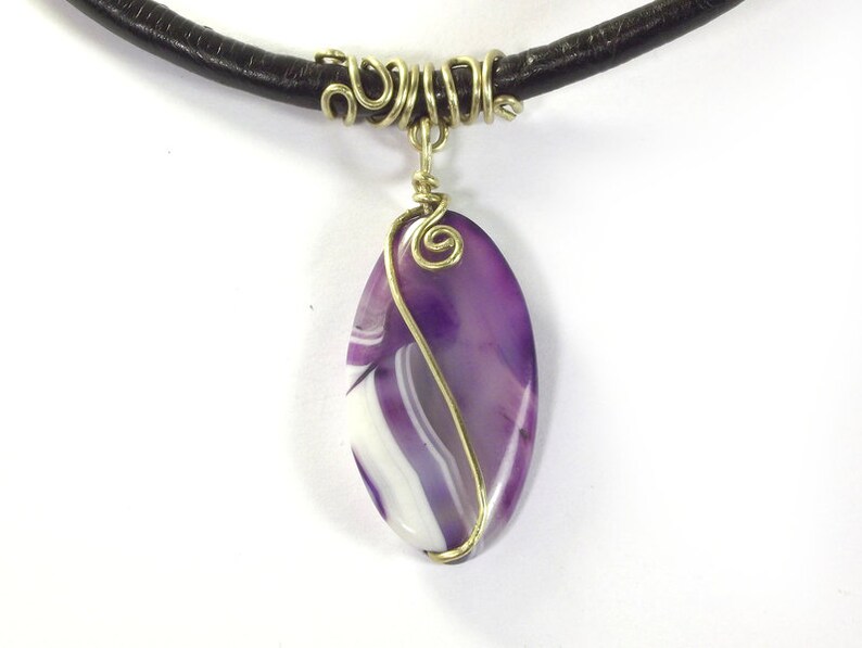 Lila Achat Halskette, Edelstein Anhänger Medaillon, lila violetter Draht gewickelter Stein Bild 1