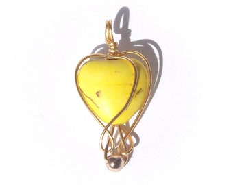 Pendentif collier coeur, pendentif en forme de coeur jaune, charme d'amour, coeur enveloppé de fil, bijoux de tissage de fil