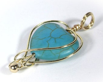 Pendentif coeur turquoise, bijoux en forme de coeur bleu pour elle, charme d'amour enveloppé de fil plaqué or