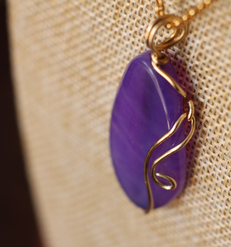 Pendentif violet de collier dagate, pierre naturelle enveloppée de fil, emballage en laiton de fil image 5
