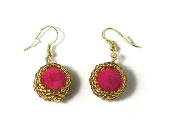 Pendientes colgantes con cuentas, pendientes colgantes de oro rosa intenso, pendientes de dijes hechos a mano, pendientes geniales de los años 90, joyería cómoda para mujer