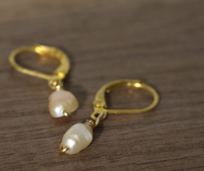 Kleine Perlen Ohrringe, Hochzeit Perlen Ohrringe Draht gewickelt Bild 4