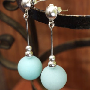 Pastel blue earrings, long drop sterling silver stud earrings, dangle screw back studs, light blue gemstone ball minimalist dangle earrings imagem 2